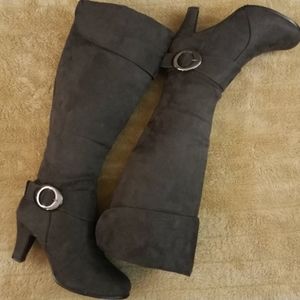 ANNA Grey Suede Boots